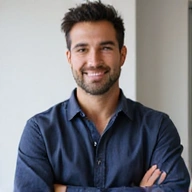 Retrato profesional del Dr. Javier López, nutricionista, con una expresión amigable.