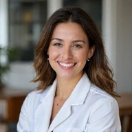 Retrato profesional de la Dra. Ana García, nutricionista, sonriendo.
