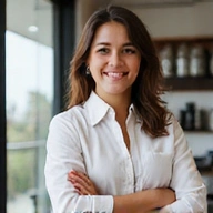 Retrato profesional de la Lic. Sofía Ramos, dietista, con una sonrisa cálida.
